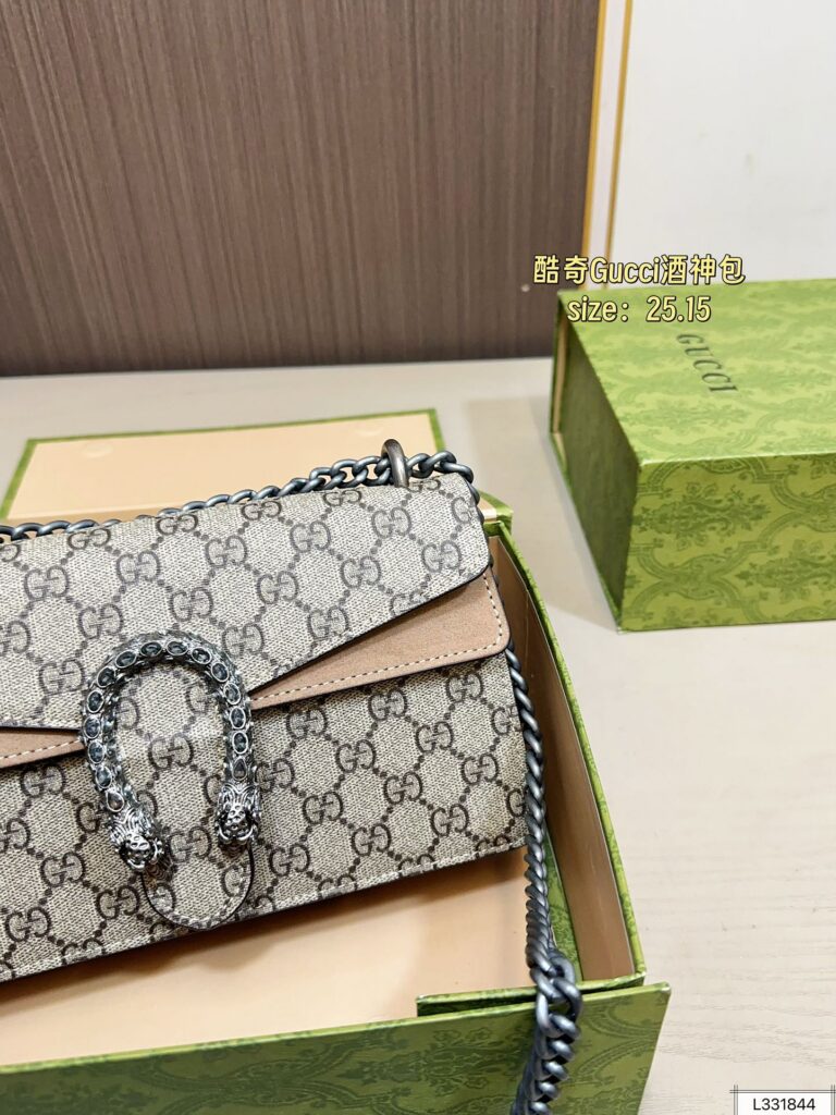 Gucci 145 23 25 15 Clutch 1.9 x 1.1 x editorial product context 3
