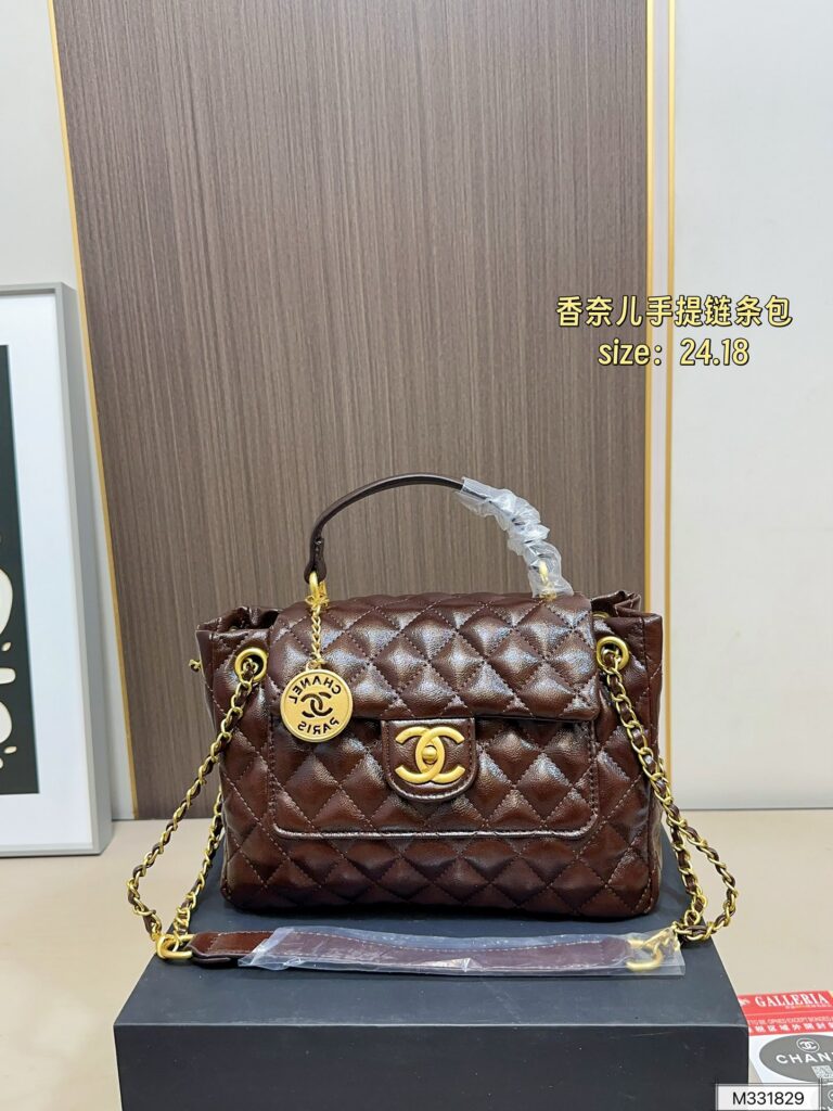 Chanel 130 24 18 Clutch 1.9 x 1.1 x 0.2 editorial product context 2
