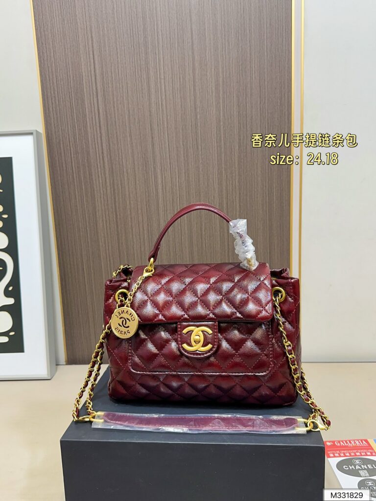 Chanel 130 24 18 Clutch 1.9 x 1.1 x 0.2 editorial product context 3