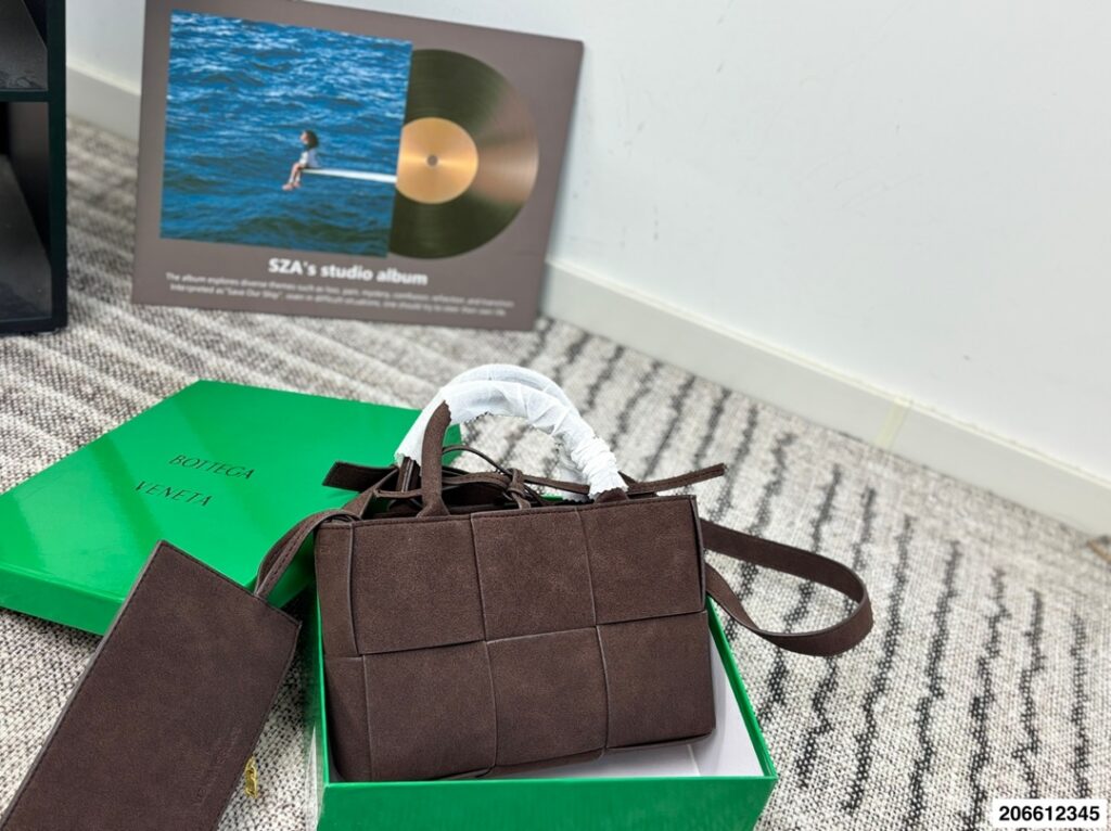 Bottega Veneta Cassettes Tote Bag 25 x 18 cm editorial product context 3