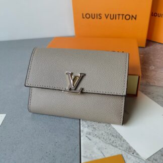 Luxury P95 13 X9 M62157 Taurillon Capucines Wallet