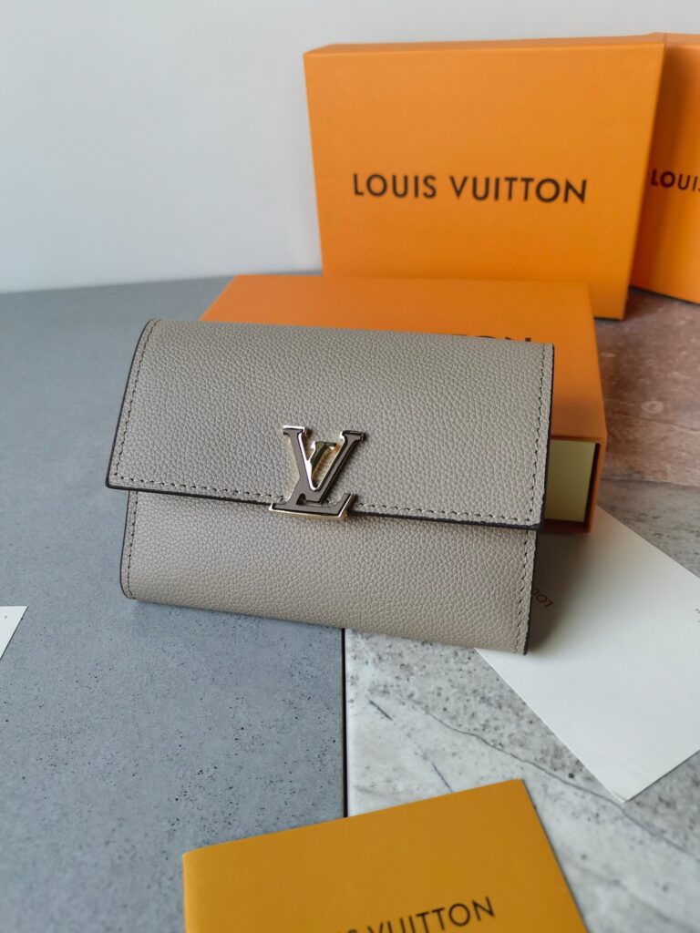 Designer 13 X9 M62157 Taurillon Capucines Wallet 13.5 x 9.5 editorial product context 1