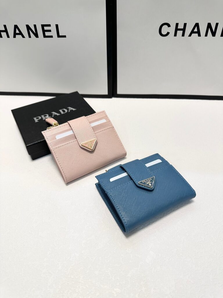 Designer P90 X9 Card Holder 1.9 x 1.1 x 0.2 editorial product context 2