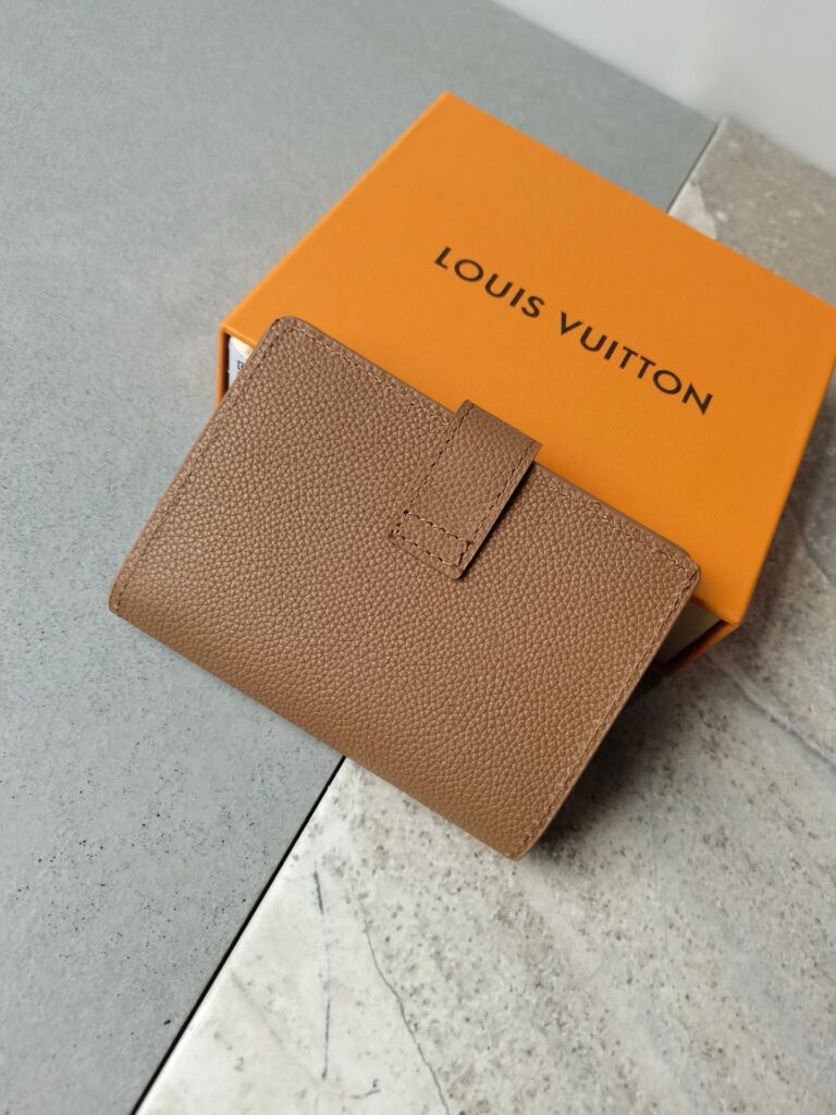 Designer P95 X8 M12408 Maison Portfoille Lowy Clutch 1.9 x editorial product context 3