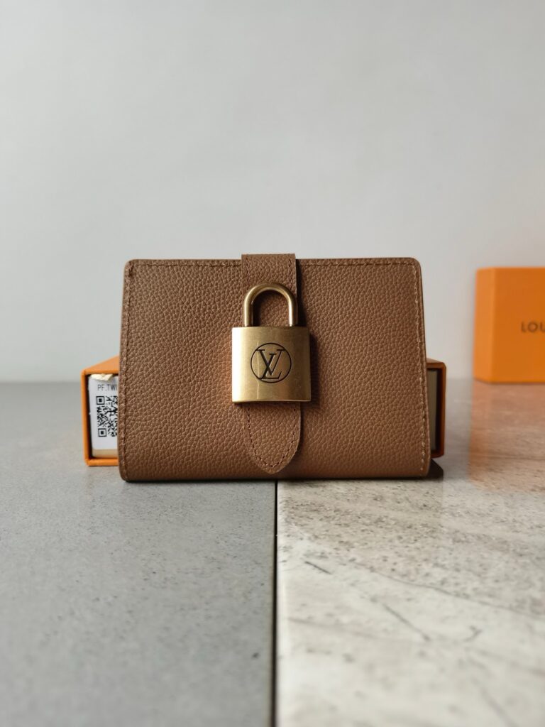 Designer P95 X8 M12408 Maison Portfoille Lowy Bags 11 x editorial product context 1