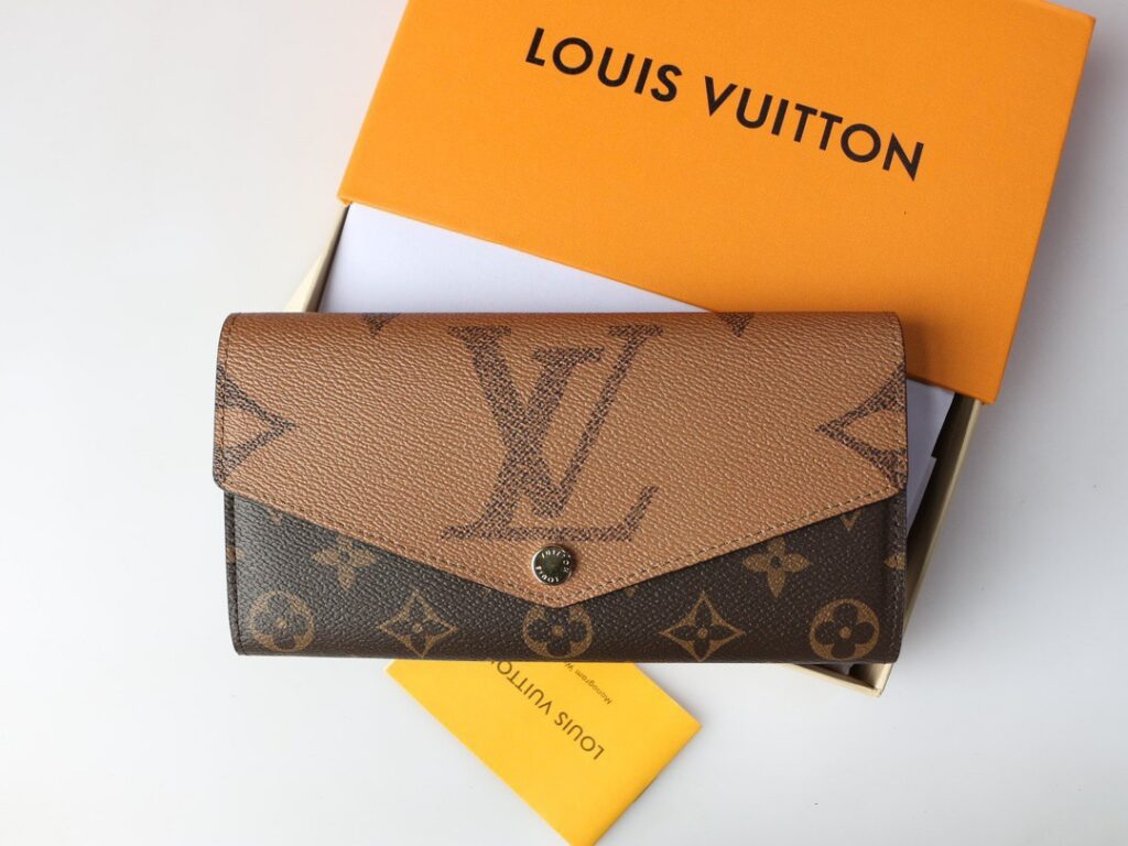 Designer P85 X10 X2 Sarah Monogram Reverse Wallet 19 x editorial product context 3