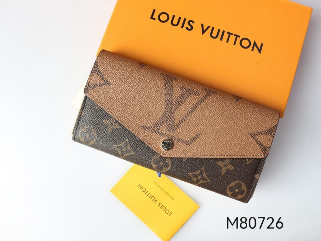 Designer P85 X10 X2 Sarah Monogram Reverse Wallet 19 x editorial product context 2