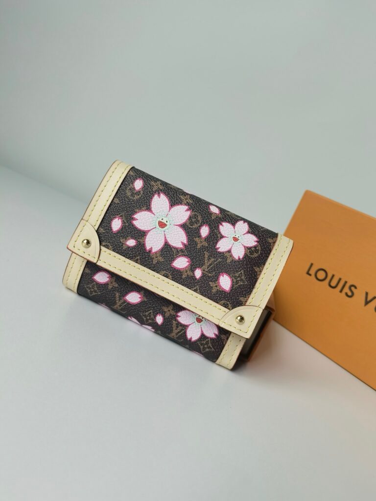 Designer P90 19 X10 M13433 12 Clutch 1.9 x 1.1 editorial product context 2
