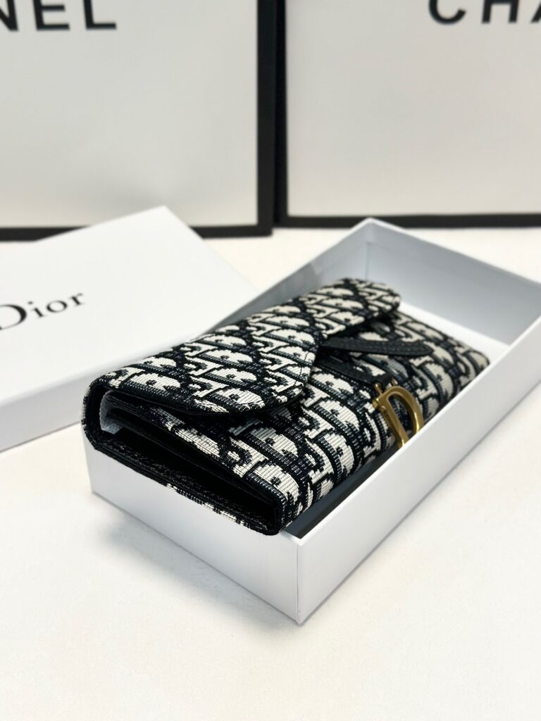 Dior P85 X10 Wallet 1.9 x 1.1 x 0.2 cm editorial product context 3