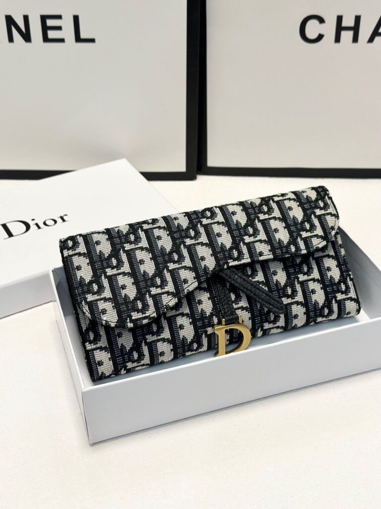Dior P85 X10 Wallet 1.9 x 1.1 x 0.2 cm editorial product context 2