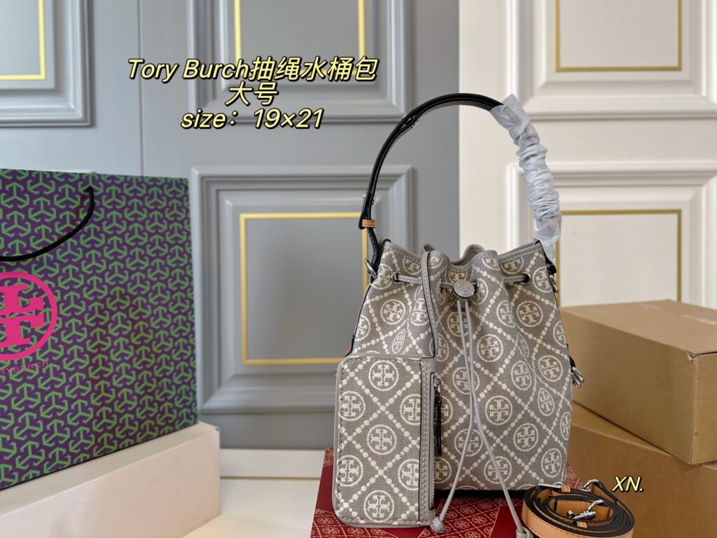 Tory Burch Tb Large Canvas Bucket Bag 19 x 21 cm editorial product context 1
