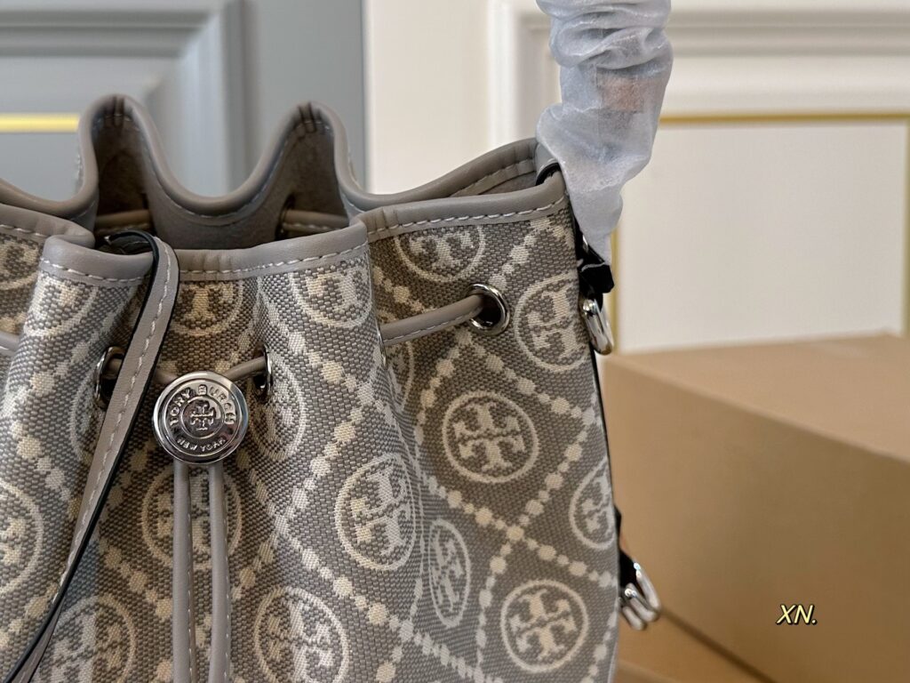 Tory Burch Tb Large Canvas Bucket Bag 19 x 21 cm editorial product context 3