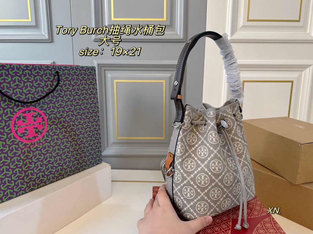 Tory Burch Tb Large Canvas Bucket Bag 19 x 21 cm editorial product context 2