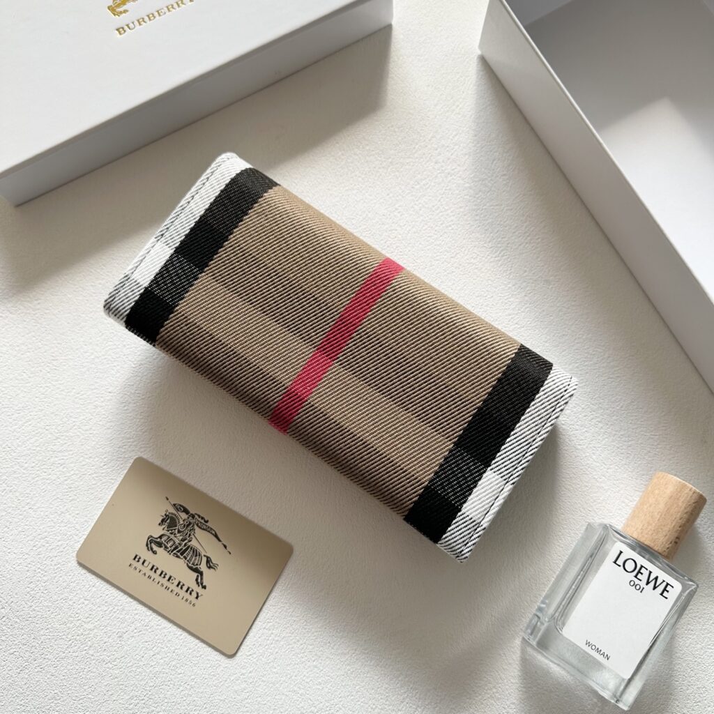 Burberry P90 X10 Clutch 1.9 x 1.1 x 0.2 cm editorial product context 2