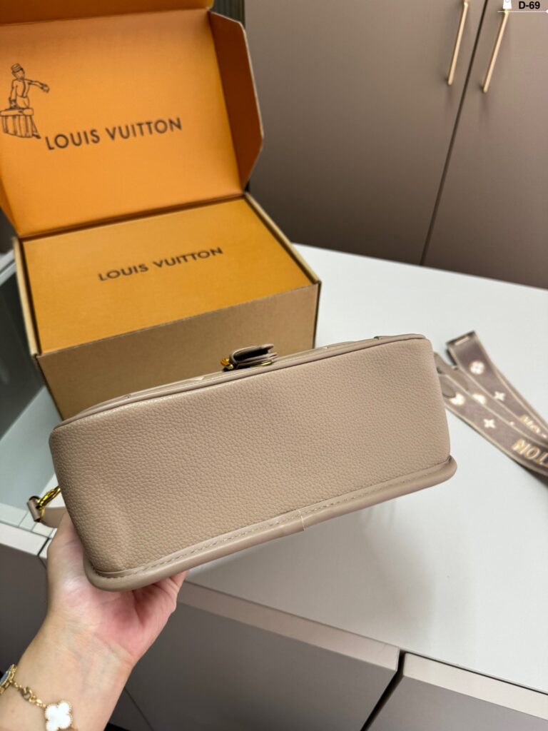 Louis Vuitton p110 69 25 14 Diane Clutch 1.9 x editorial product context 3