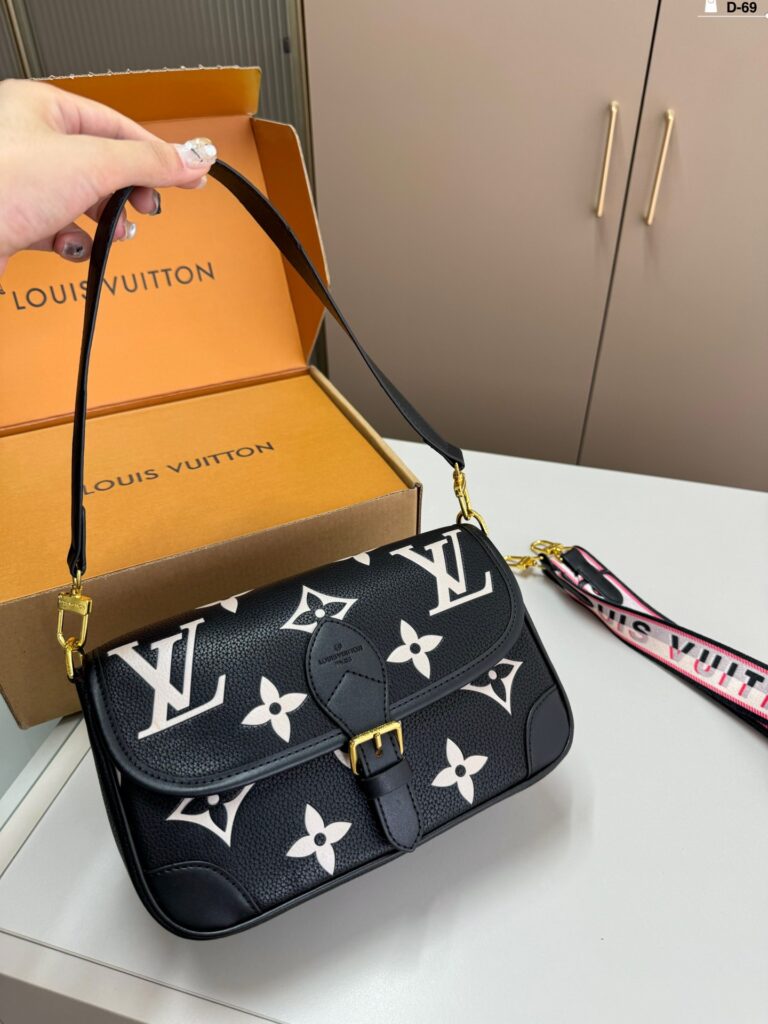 Louis Vuitton diane p110 Clutch 1.9 x 1.1 x 0.2 editorial product context 2