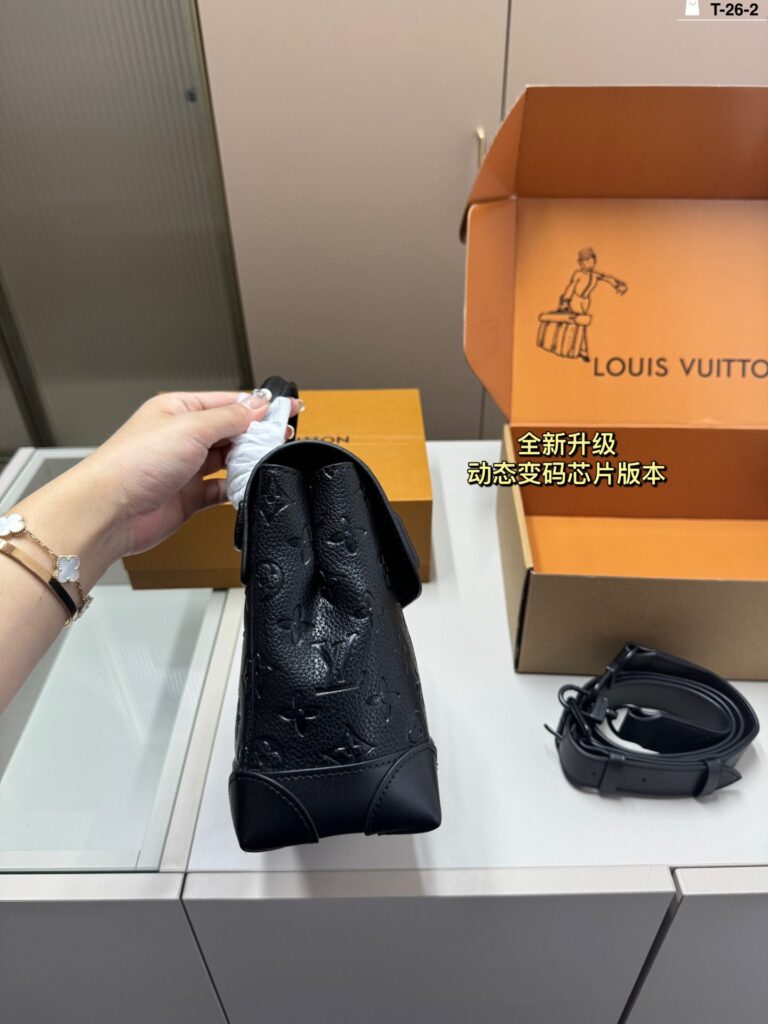 Louis Vuitton 26 Steamer Bag 25 x 17 cm editorial product context 2