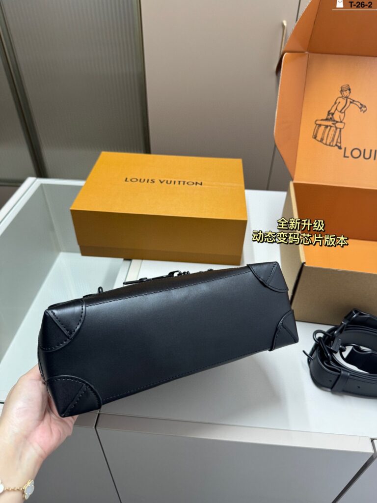 Louis Vuitton 26 Steamer Bag 25 x 17 cm editorial product context 3