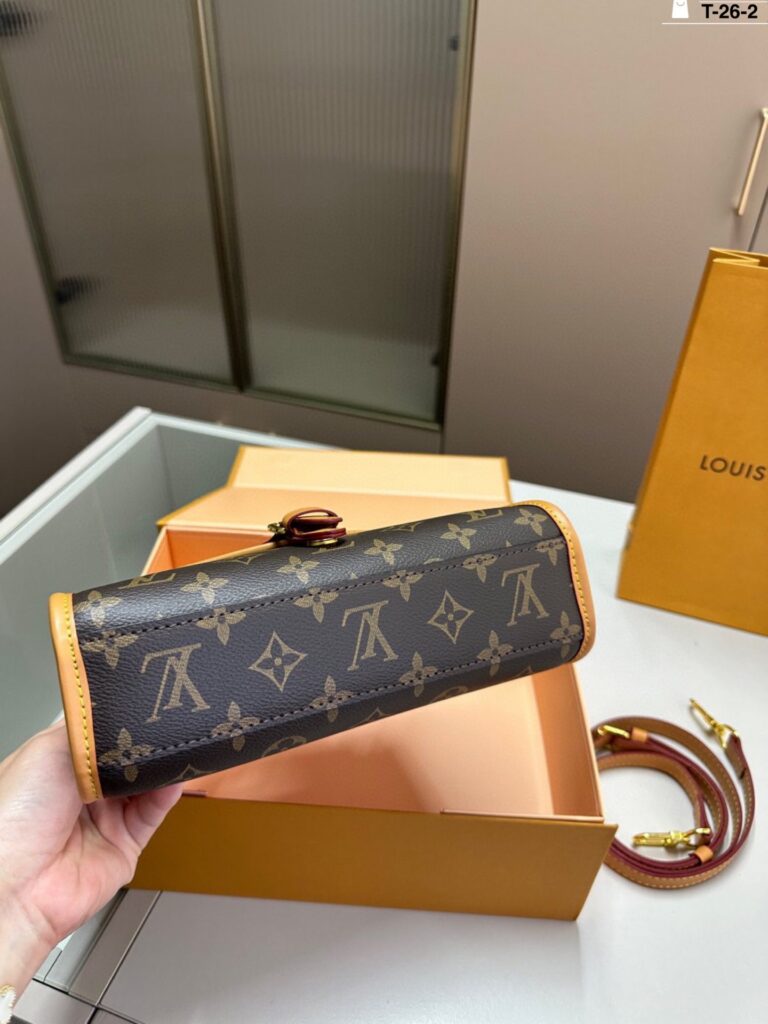 Louis Vuitton p100 26 23 16 IVY Clutch 1.9 x editorial product context 3