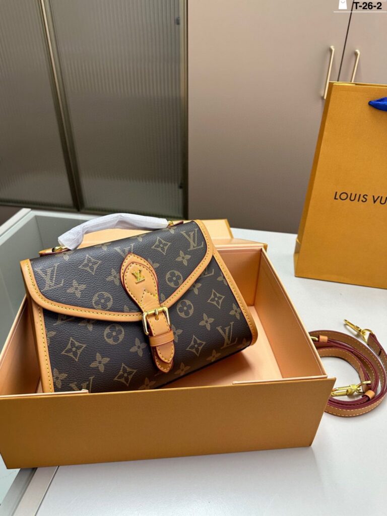 Louis Vuitton 26 Ivy Bag 23 x 16 cm editorial product context 1