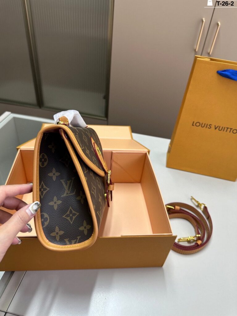 Louis Vuitton p100 26 23 16 IVY Clutch 1.9 x editorial product context 2