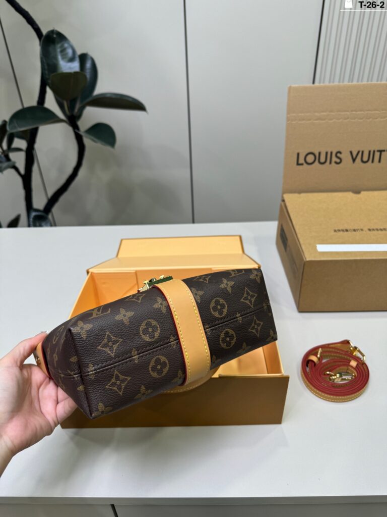 Louis Vuitton p130 26 21 10 POCHETTE MIA Clutch 1.9 editorial product context 3
