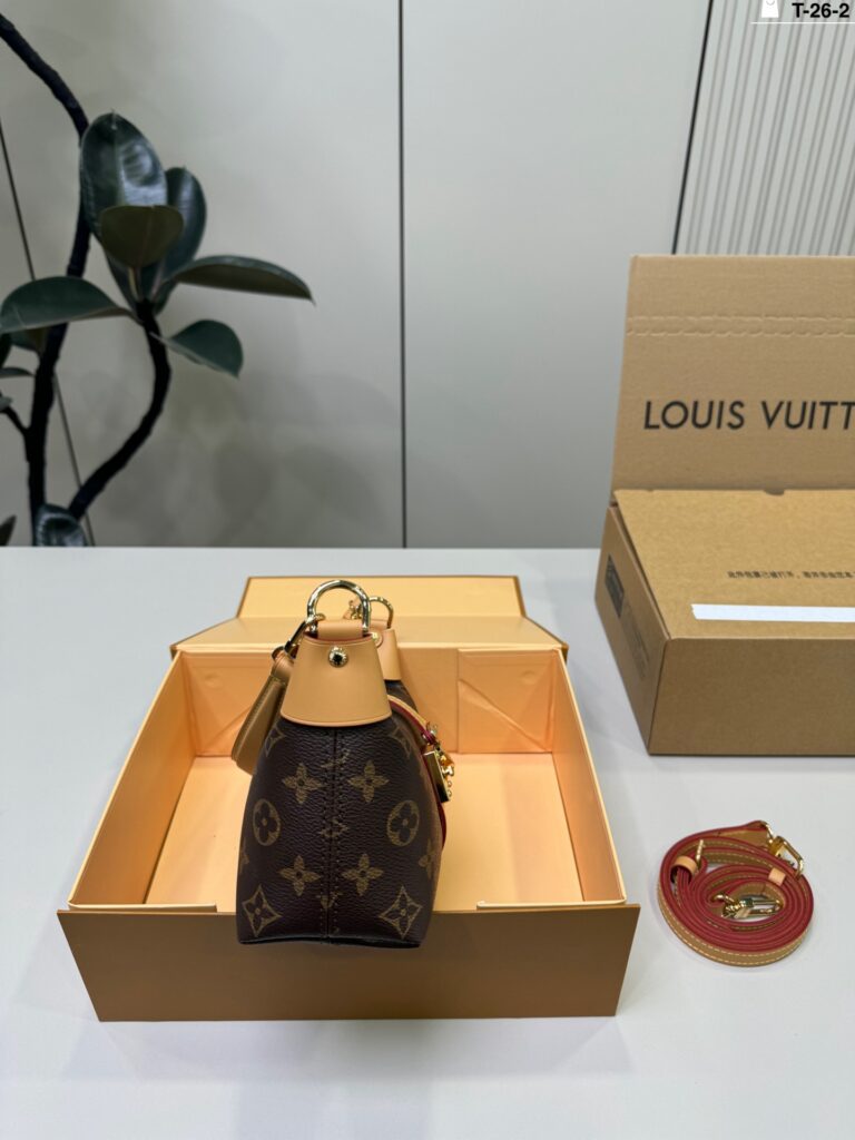 Louis Vuitton p130 26 21 10 POCHETTE MIA Clutch 1.9 editorial product context 2