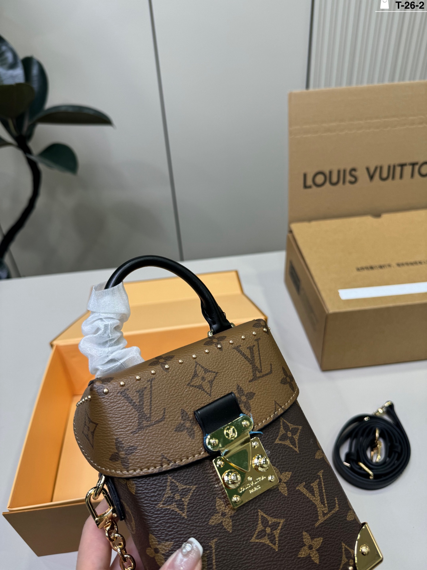 Louis Vuitton p130 26 12 16 Bag 12 x 16