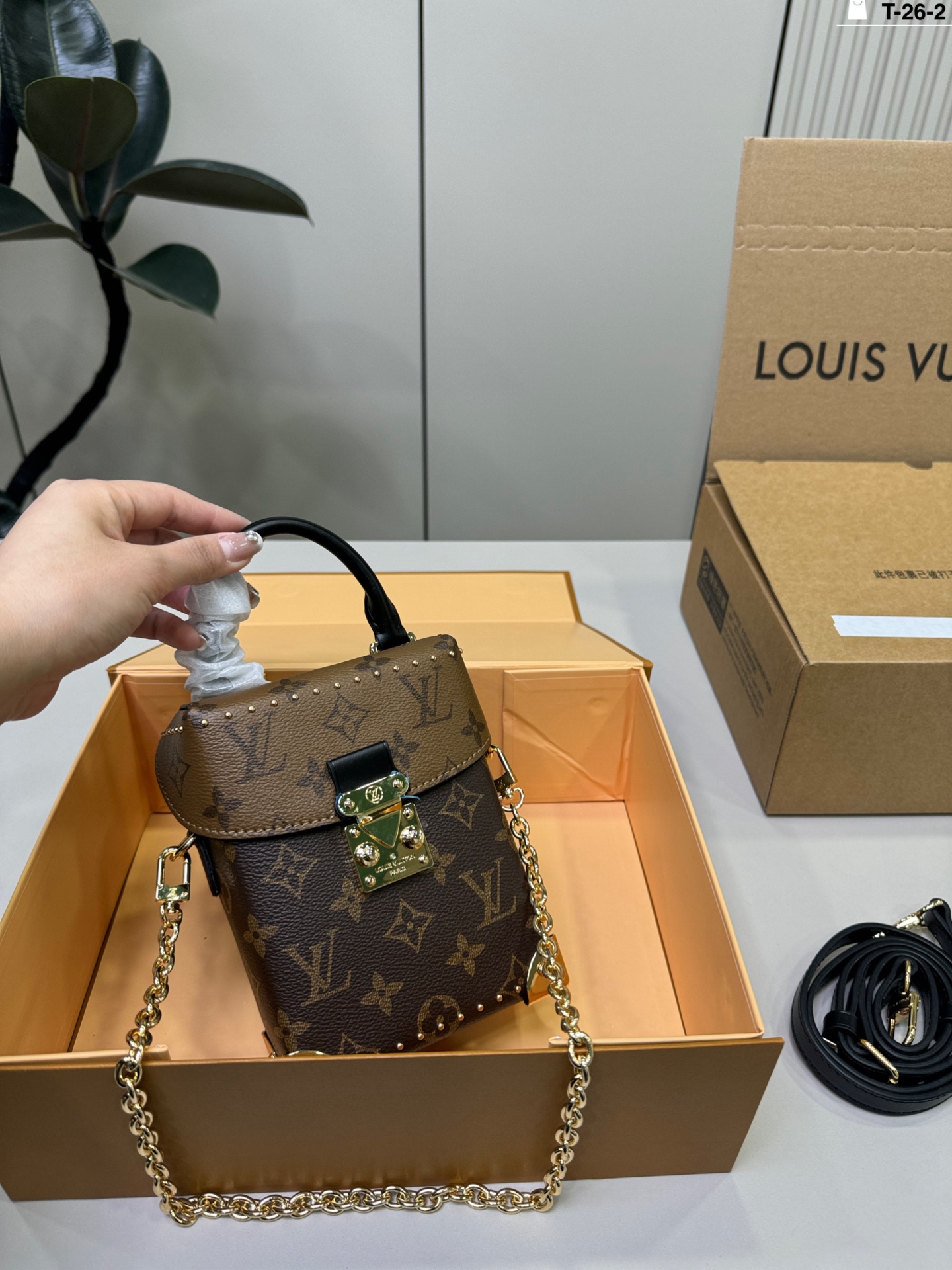 Louis Vuitton p130 26 12 16 Bag 12 x 16