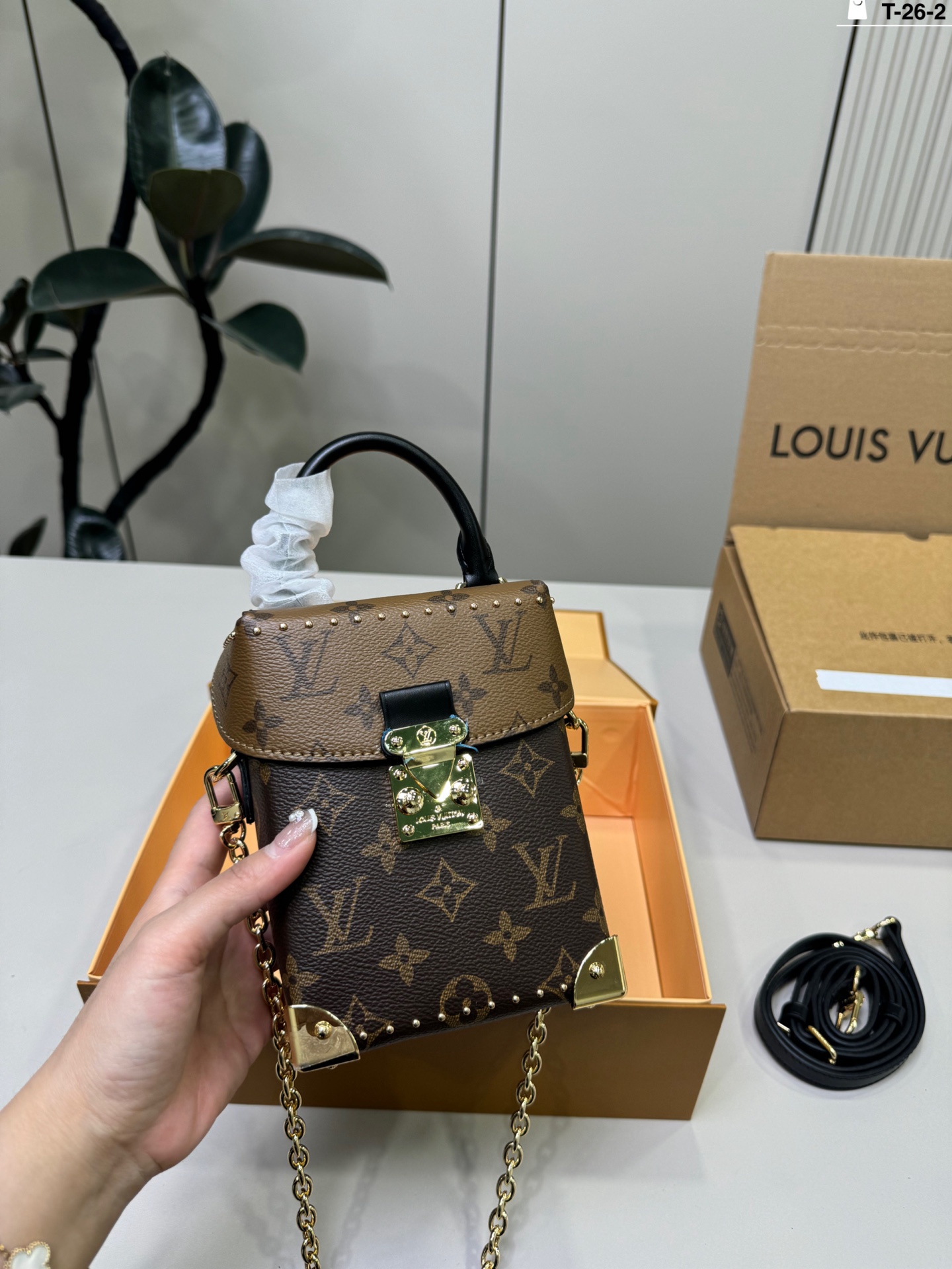 Louis Vuitton p130 26 12 16 Bag 12 x 16