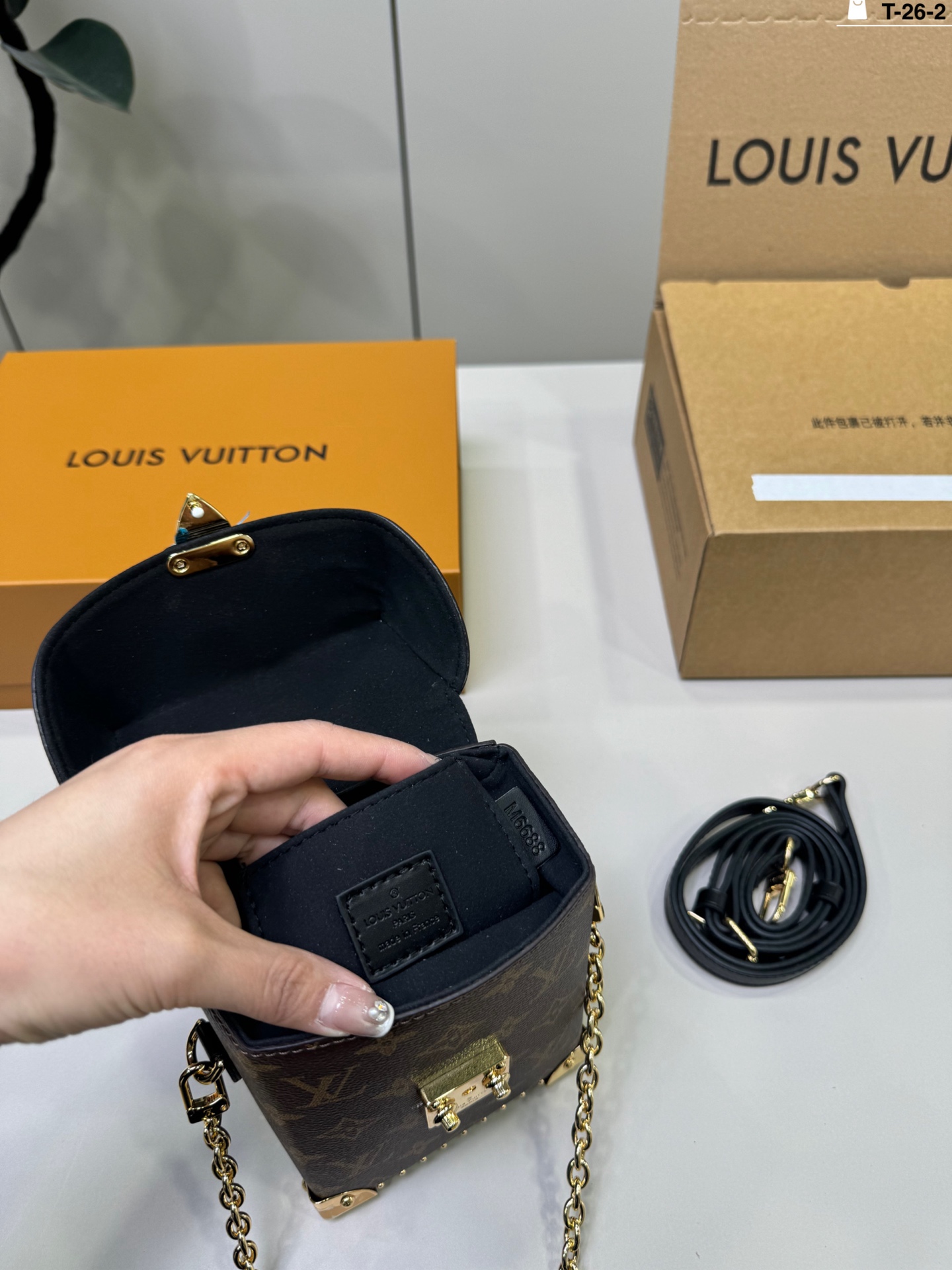 Louis Vuitton p130 26 12 16 Bag 12 x 16