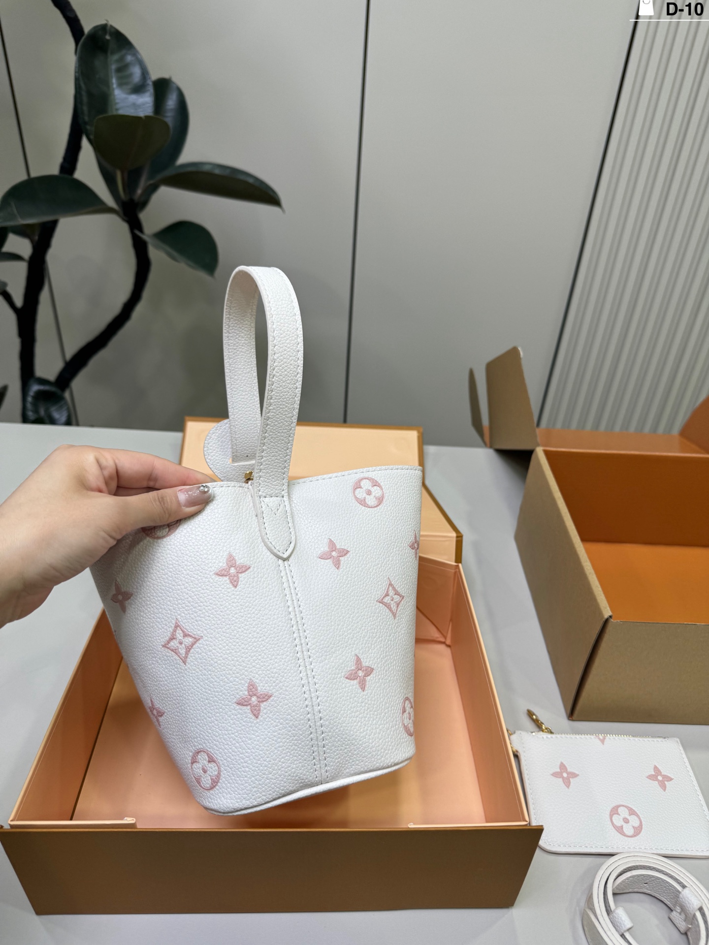 Louis Vuitton p140 10 17 18 ALL inbb Bucket Bag