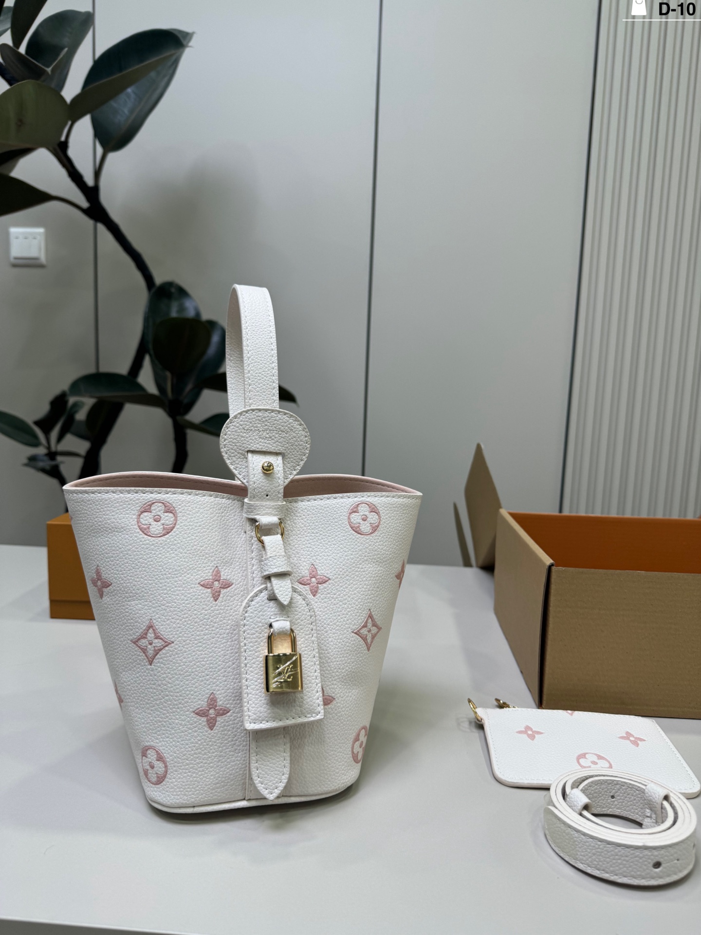 Louis Vuitton p140 10 17 18 ALL inbb Bucket Bag