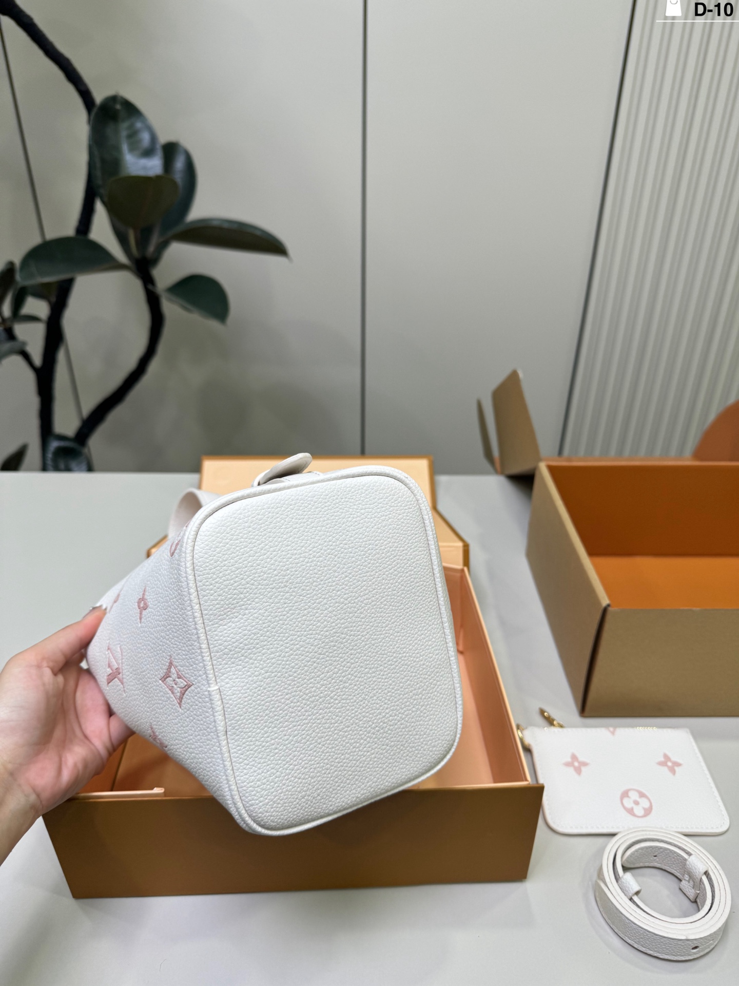 Louis Vuitton p140 10 17 18 ALL inbb Bucket Bag