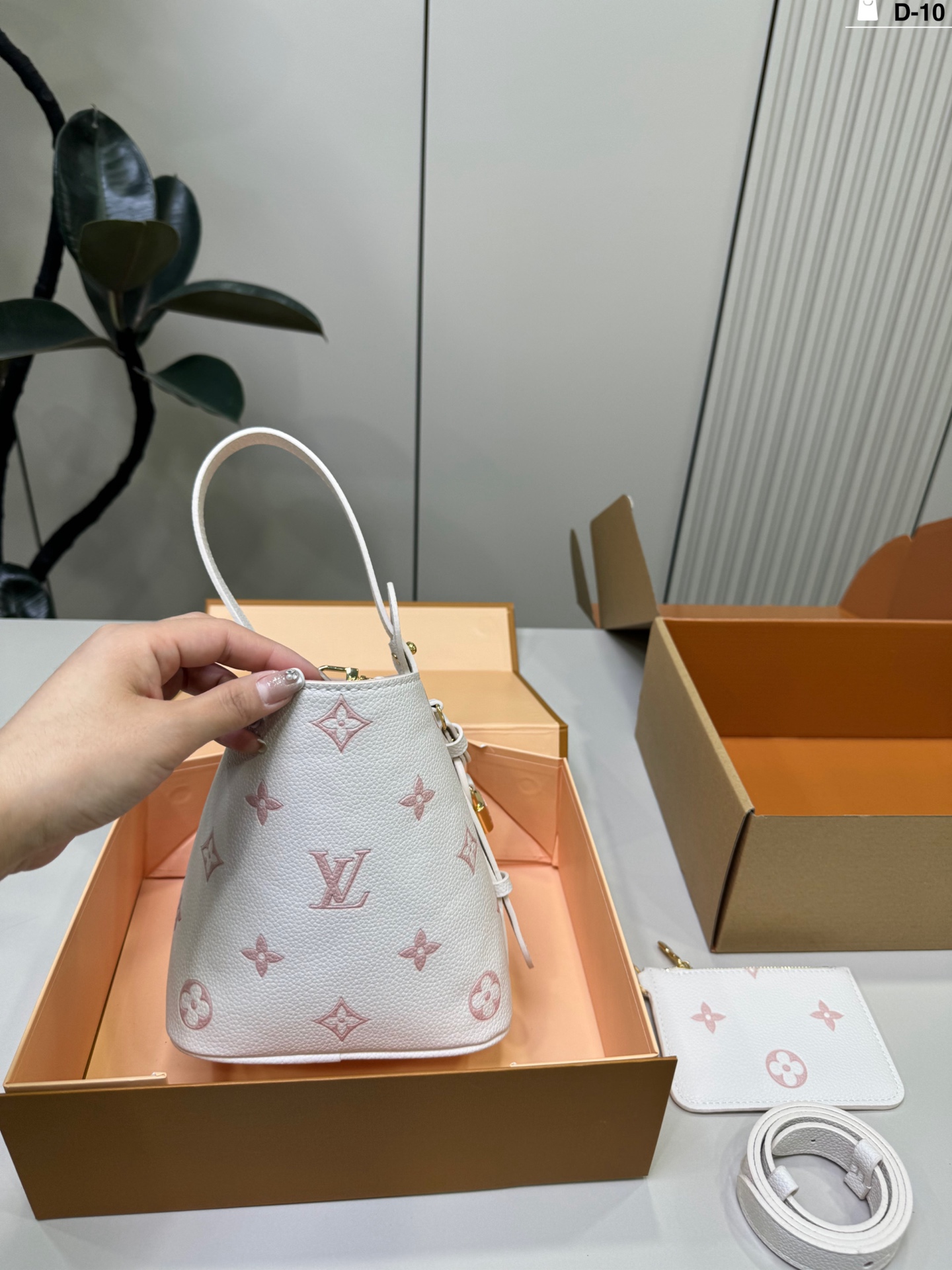 Louis Vuitton p140 10 17 18 ALL inbb Bucket Bag