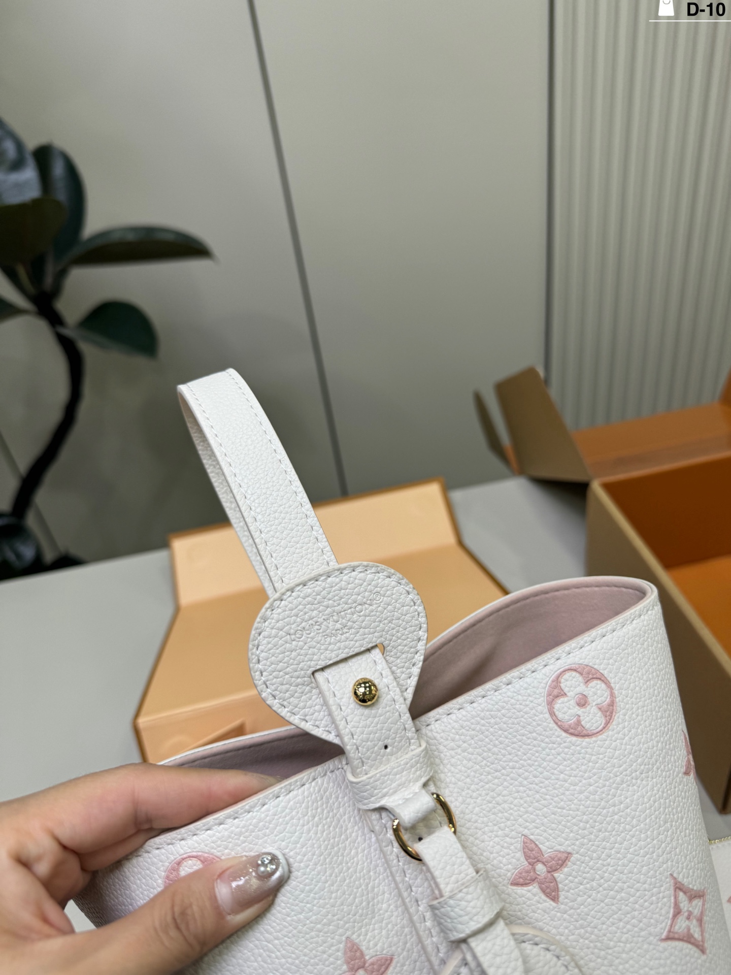 Louis Vuitton p140 10 17 18 ALL inbb Bucket Bag