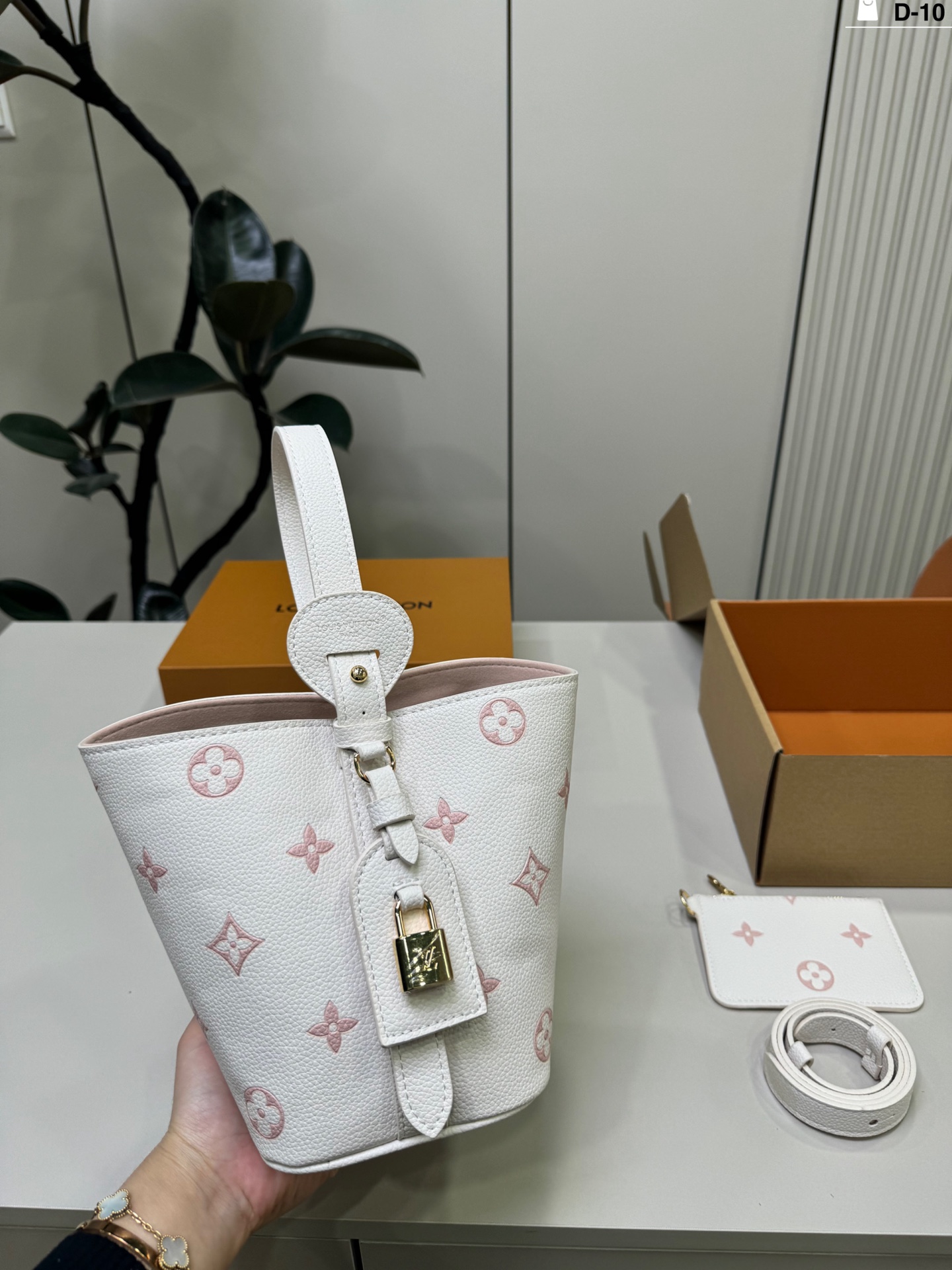 Louis Vuitton p140 10 17 18 ALL inbb Bucket Bag
