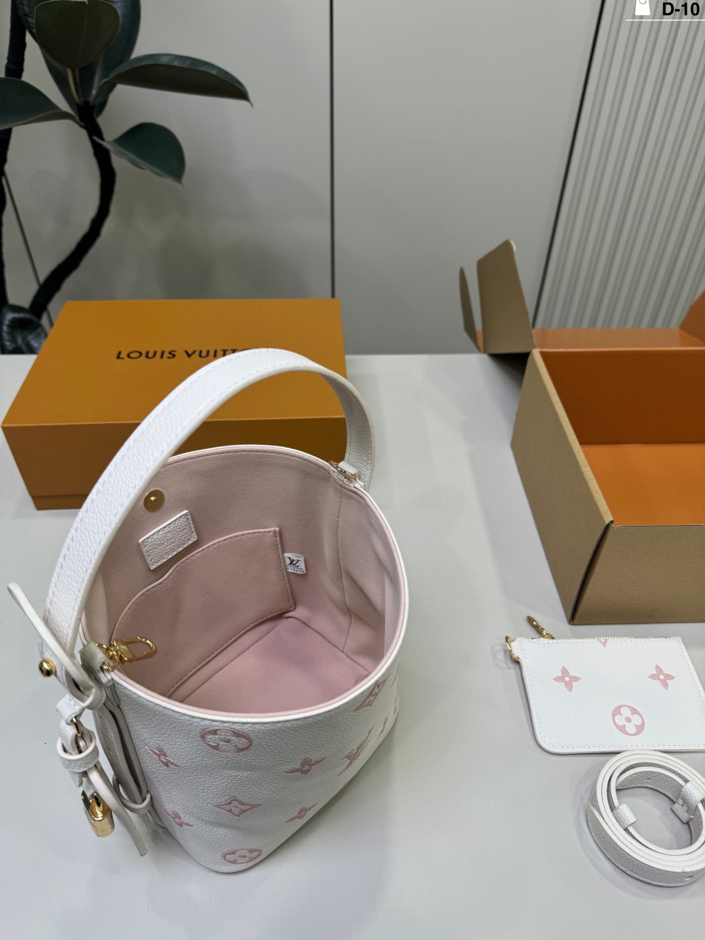 Louis Vuitton p140 10 17 18 ALL inbb Bucket Bag