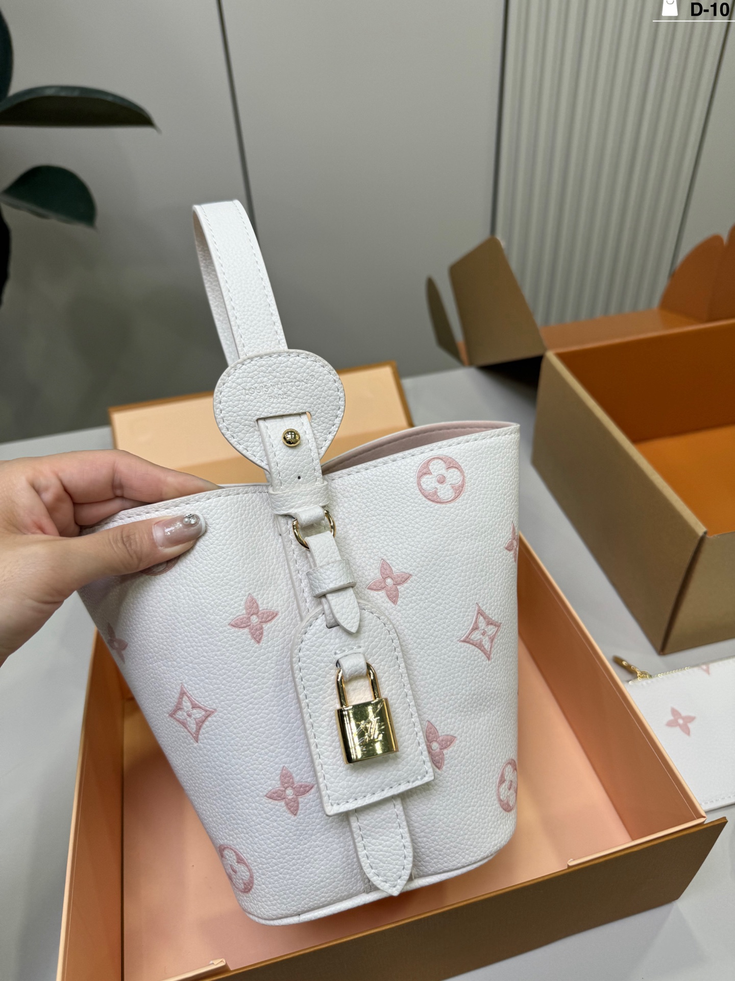Louis Vuitton p140 10 17 18 ALL inbb Bucket Bag