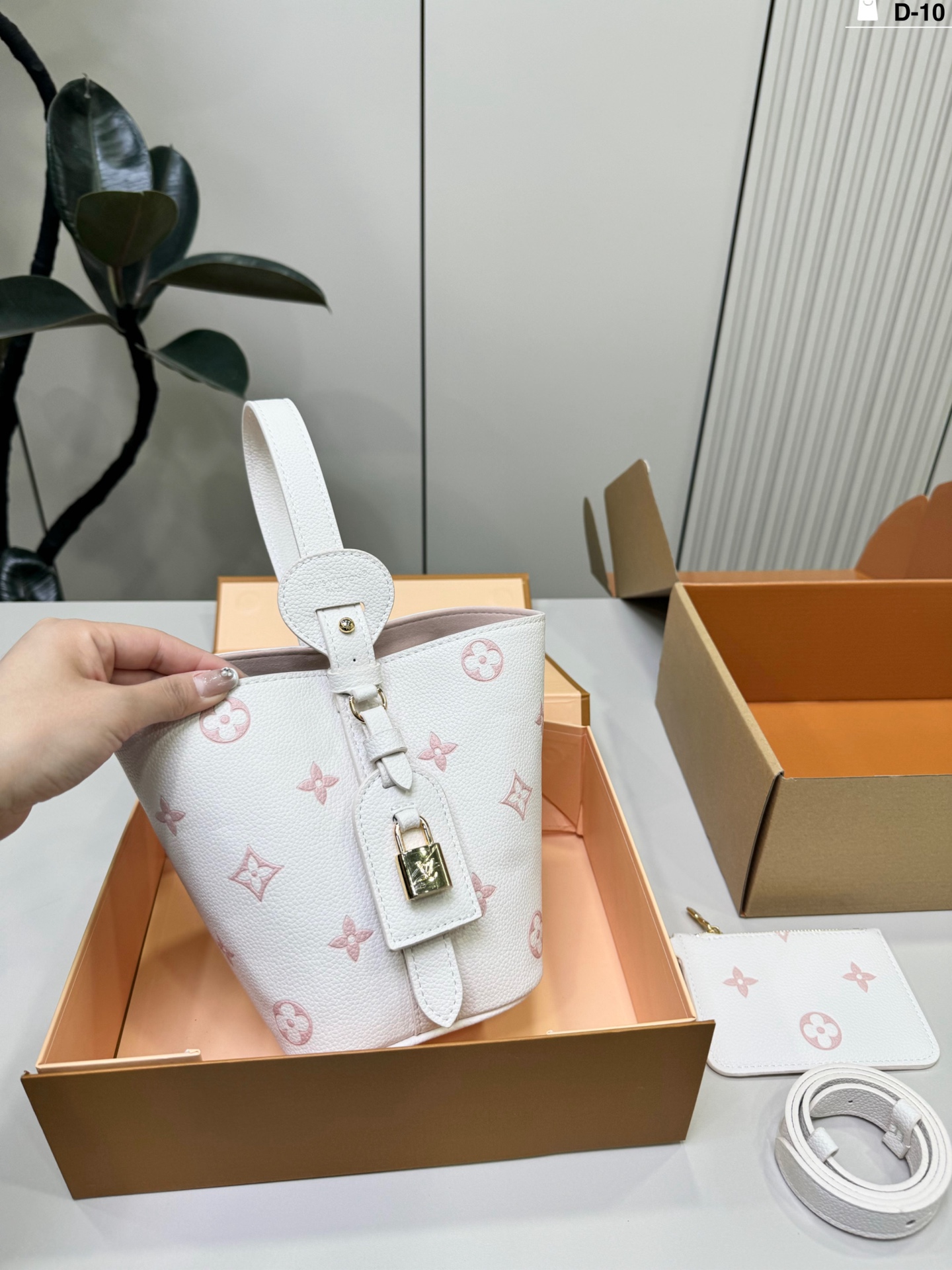 Louis Vuitton p140 10 17 18 ALL inbb Bucket Bag
