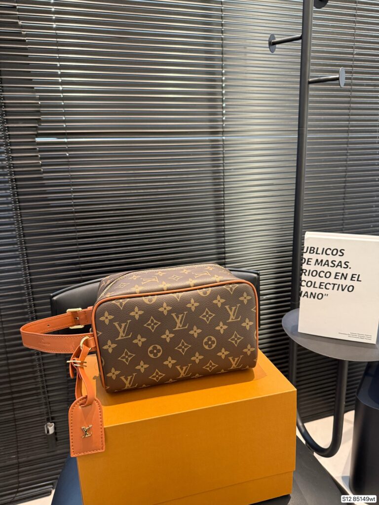 Louis Vuitton P95 girls 22 14 Clutch 1.9 x 1.1 editorial product context 1