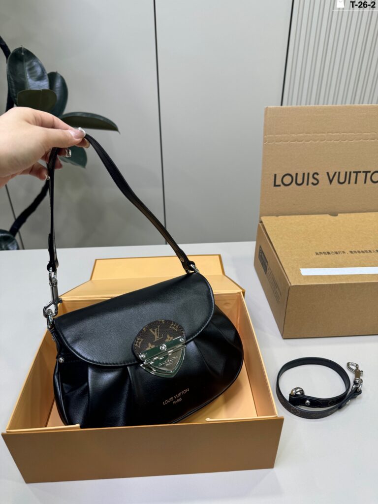 Louis Vuitton 26 Sunset Vibe Sunset Vibe Black Shoulder Bag 24 x 16 cm editorial product context 1