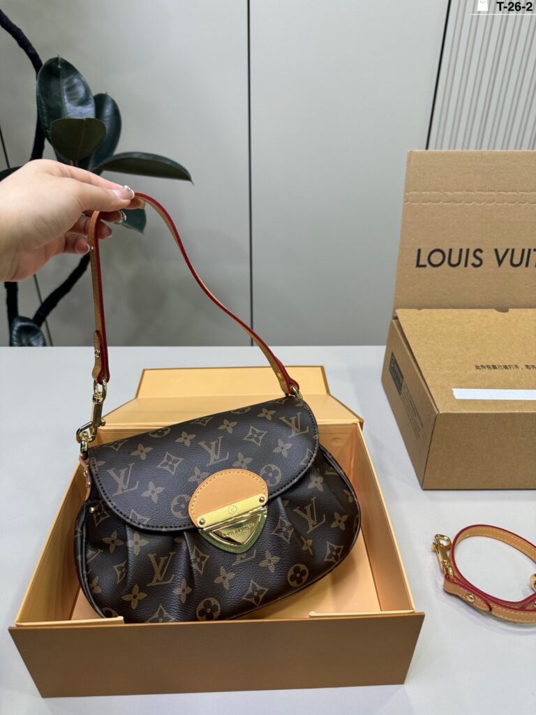 Louis Vuitton p135 26 24 16 Sunset vibe Clutch 1.9 editorial product context 1