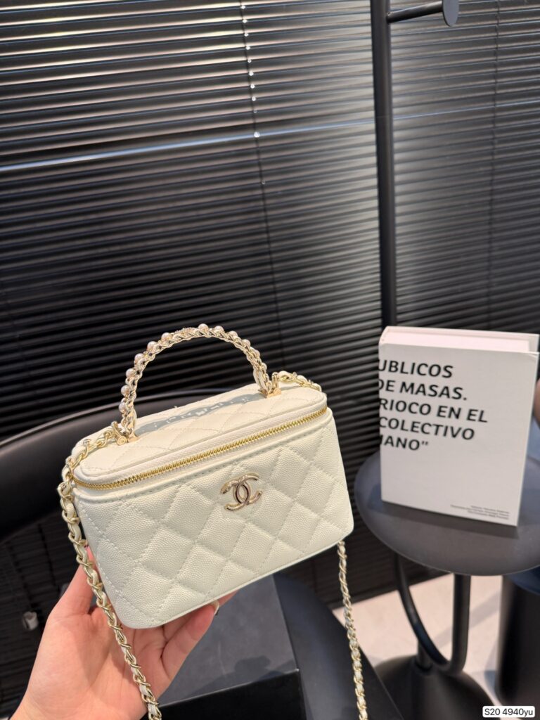 Chanel P135 16 10 4940 Clutch 1.9 x 1.1 x editorial product context 3
