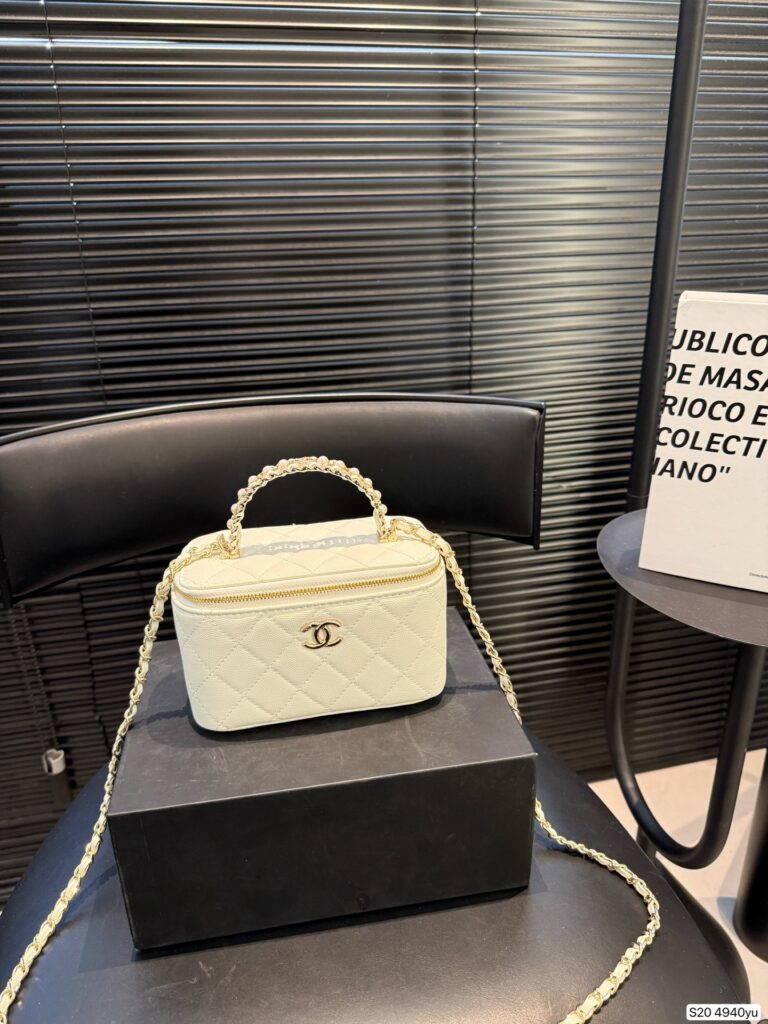Chanel P135 16 10 4940 Clutch 1.9 x 1.1 x editorial product context 1
