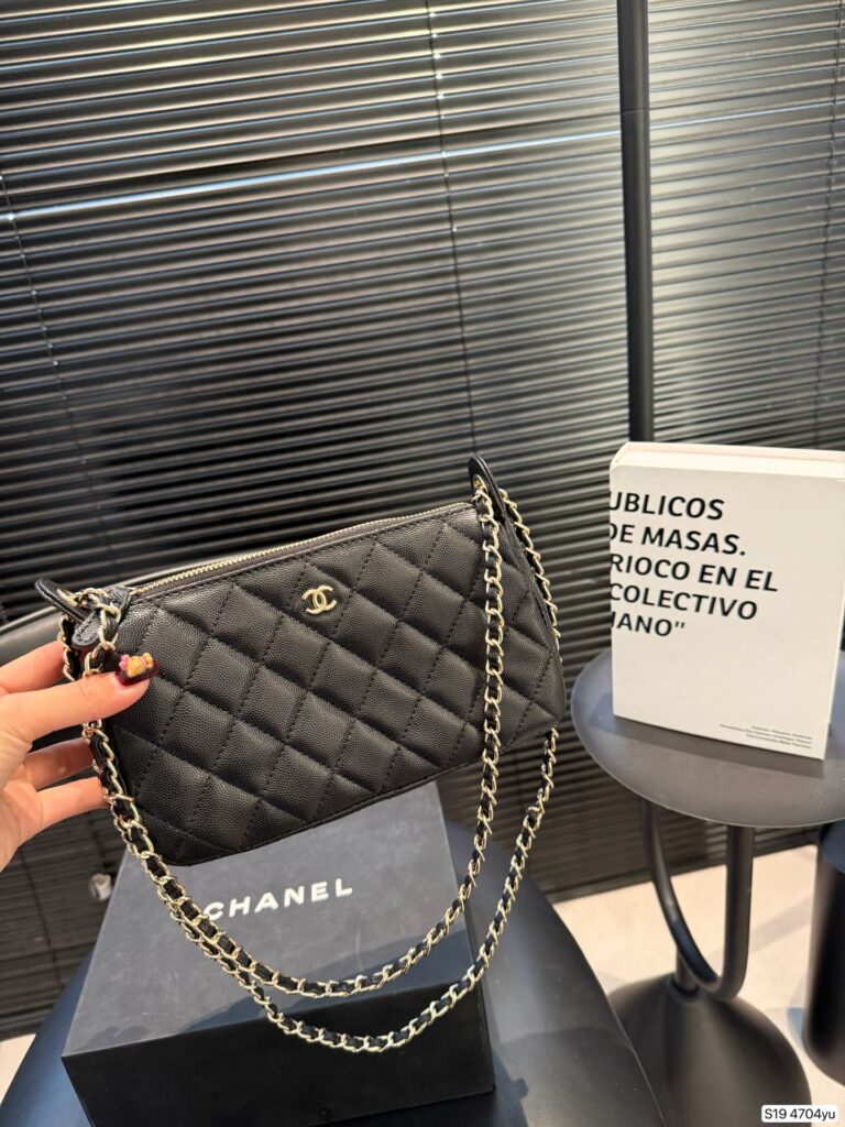 Chanel P130 21 12 4704 Crossbody Bag editorial product context 3