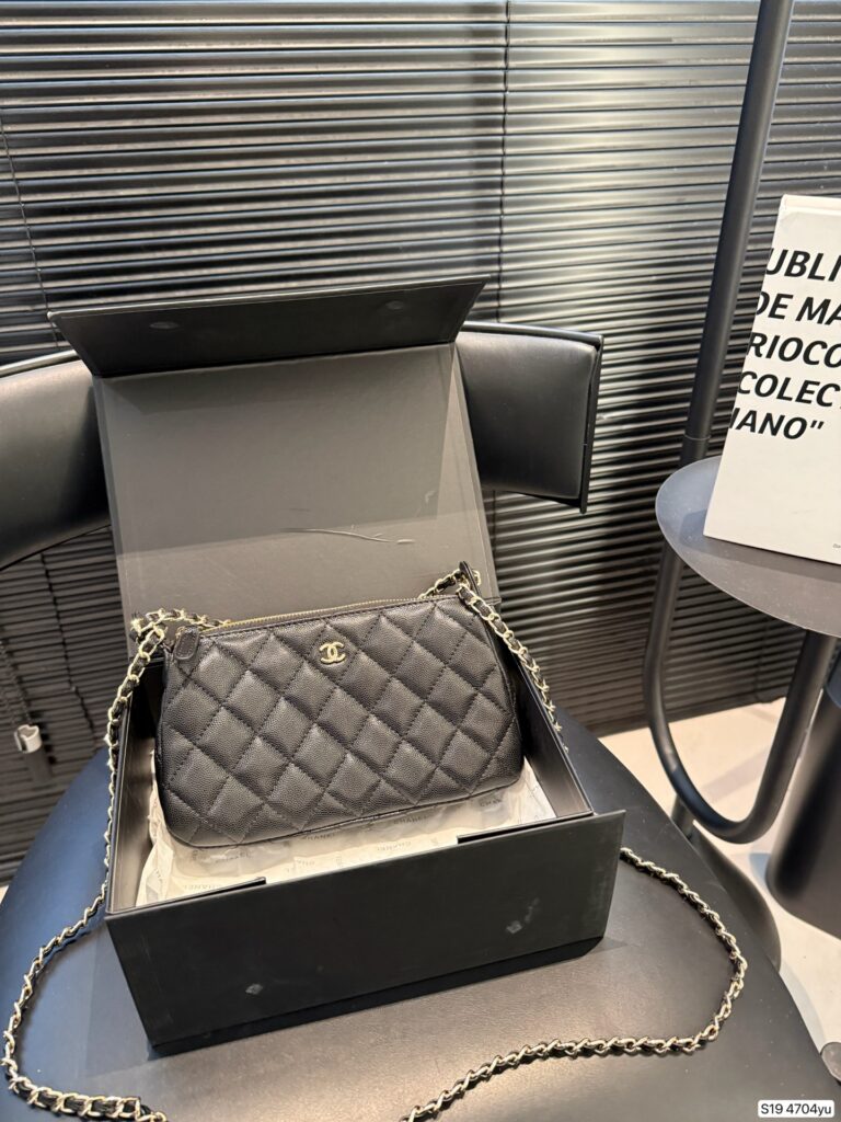 Chanel 21 12 4704 Crossbody Bag editorial product context 1