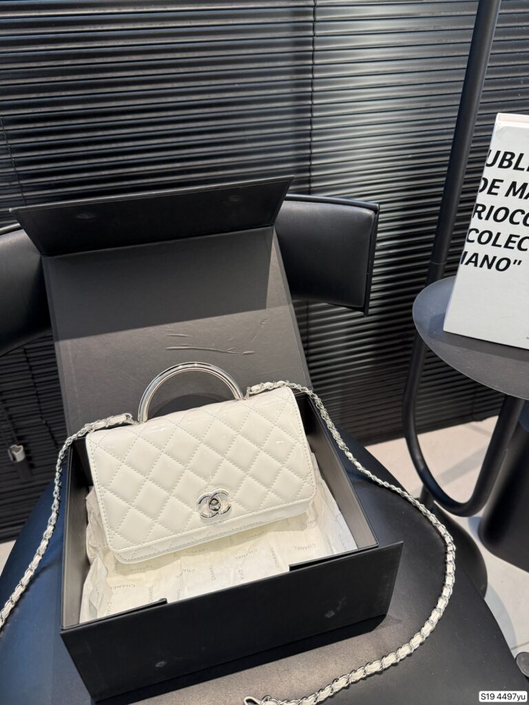 Chanel P130 WOC 19 12 4497 Clutch 1.9 x 1.1 editorial product context 1