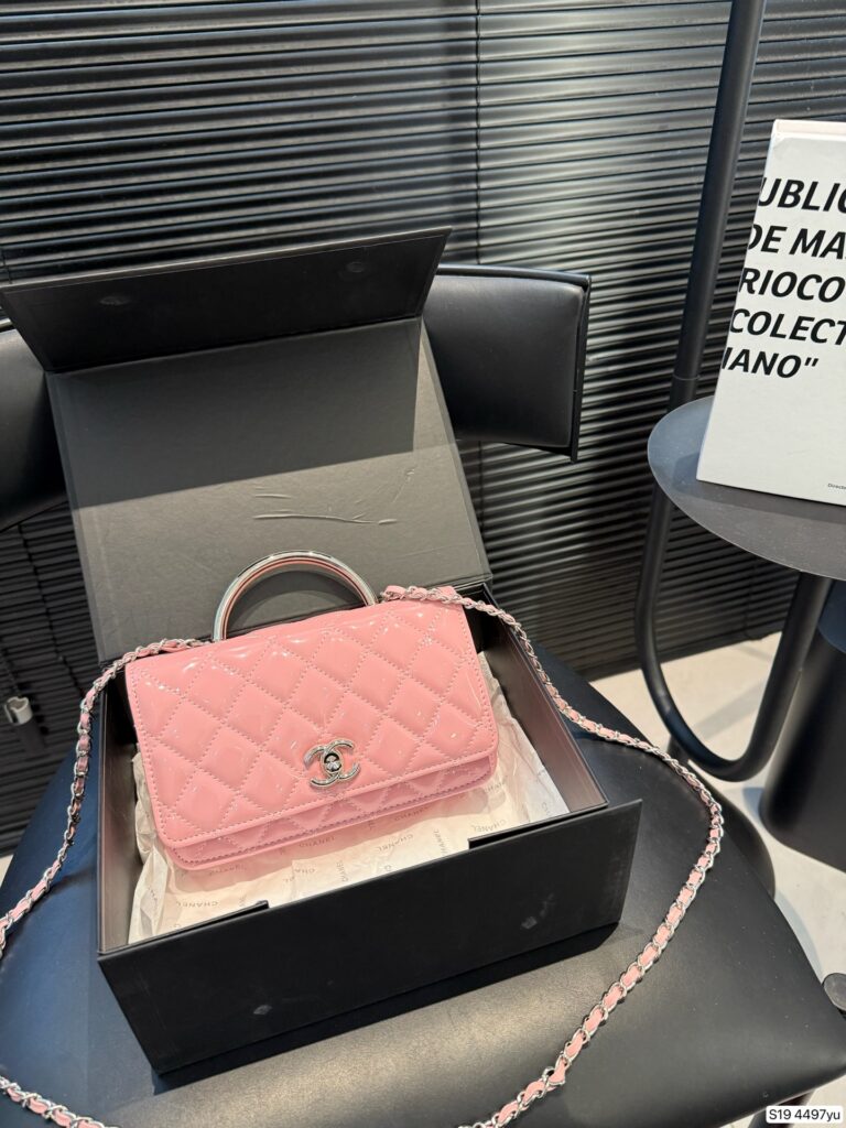 Chanel P130 WOC 19 12 4497 Clutch 1.9 x 1.1 editorial product context 3