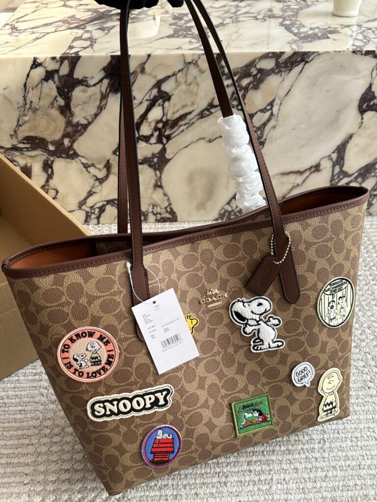 Coach City Logo Tote Bag 35 x 27 cm editorial product context 1